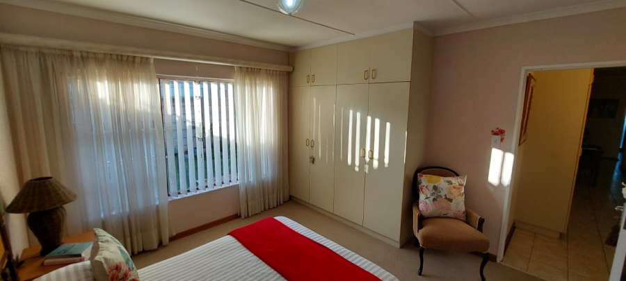 5 Bedroom Property for Sale in Wavecrest Eastern Cape